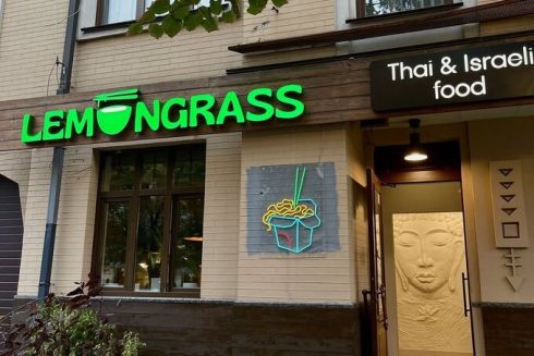 На Подоле открылось заведение с израильской и тайской кухней Lemongrass