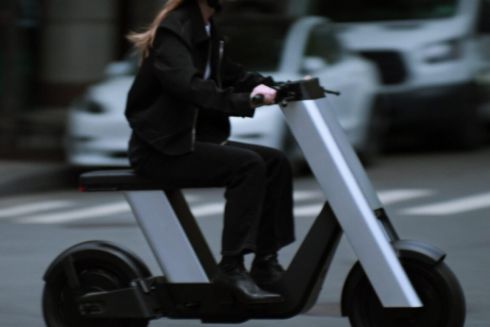 У США створили двомісний електробайк, що нагадує Tesla Cybertruck