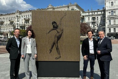 Біля Національної опери України встановили інсталяцію зі стріляних гільз Unbroken Project