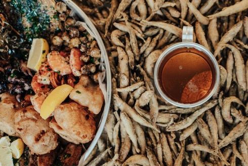 Бургеры с мидиями и окрошка с лососем: в Ирпене открывается «Анчоусная»