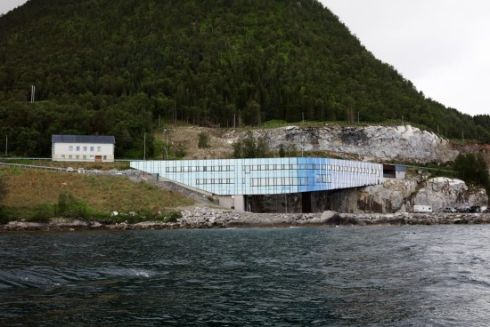 У Норвегії звели дзеркальну будівлю між скелями для рибної компанії