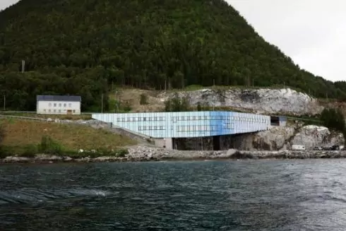 У Норвегії звели дзеркальну будівлю між скелями для рибної компанії