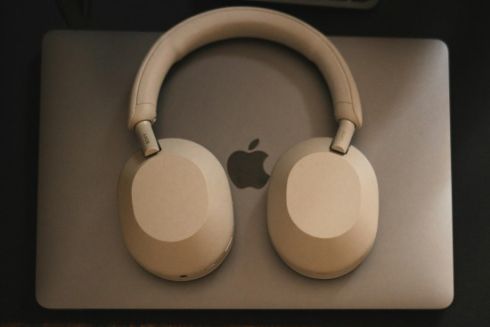 Apple випустить перший MacBook із сенсорним екраном