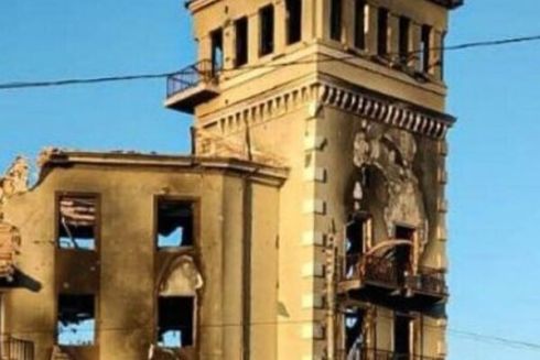 На місці історичного "Будинку з годинником" у Маріуполі окупанти побудували новобудову з рекламним екраном