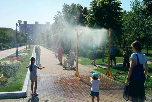 Спасательные рамки: в двух киевских парках установили «водные завесы» от жары