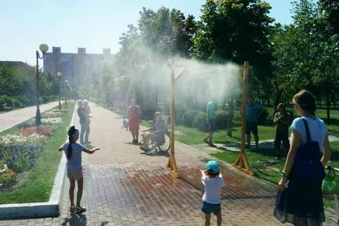 Спасательные рамки: в двух киевских парках установили &laquo;водные завесы&raquo; от жары