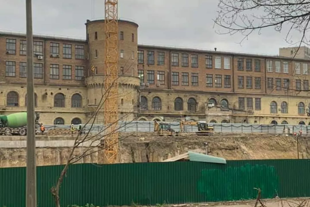 В ході будівництва відкрили фасад старого заводу &laquo;Арсенал&raquo; з вежами. Скоро його закриє бізнес-центр