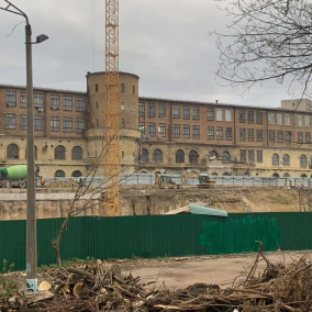 В ходе строительства открыли фасад старого завода «Арсенал» с башнями. Скоро его закроет бизнес-центр