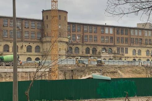 В ходе строительства открыли фасад старого завода «Арсенал» с башнями. Скоро его закроет бизнес-центр