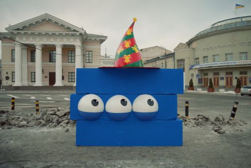 В Киеве блоки от бывших блокпостов превратили в сказочных героев