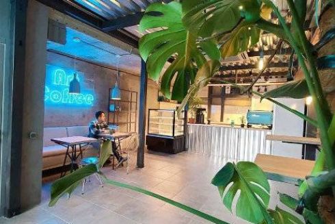 На «Мінській» відкрилася кав'ярня Art Coffee з блакитним матча і рисовим чаєм