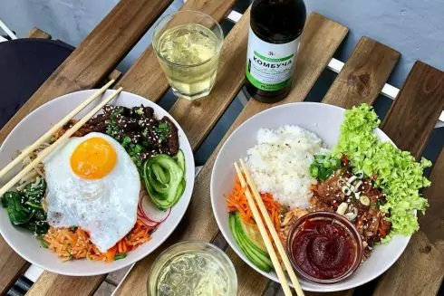 В центре Киева открылось корейское кафе Asian Bowl: готовят кимбап, пулькоги и кимчи