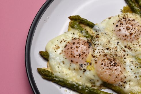 Яєчня зі спаржею: сніданок по-міланськи