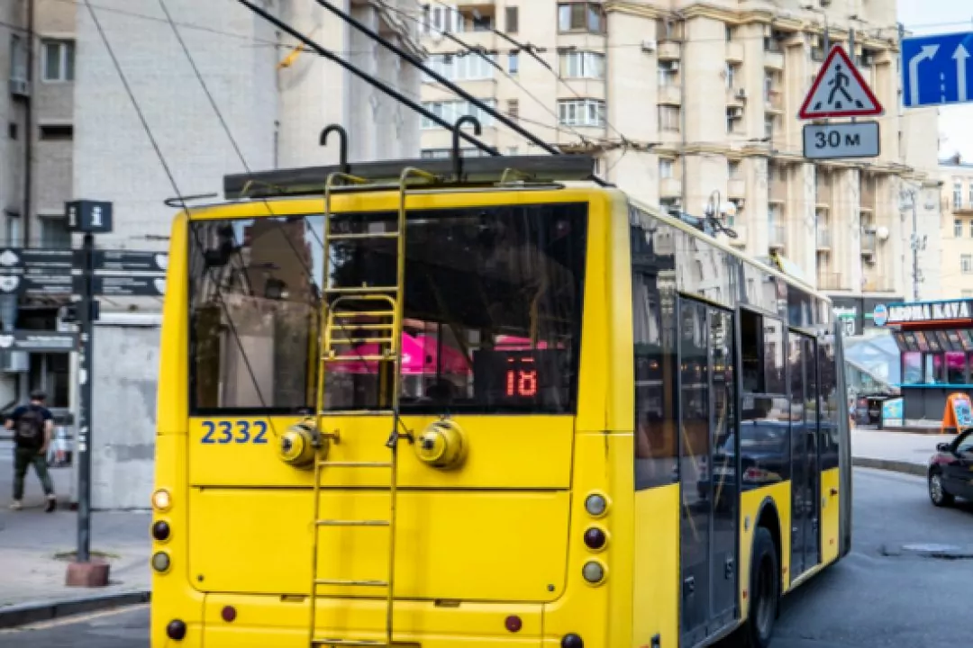 ДСНС не вимагає зупиняти транспорт під час тривог. Київська влада каже протилежне