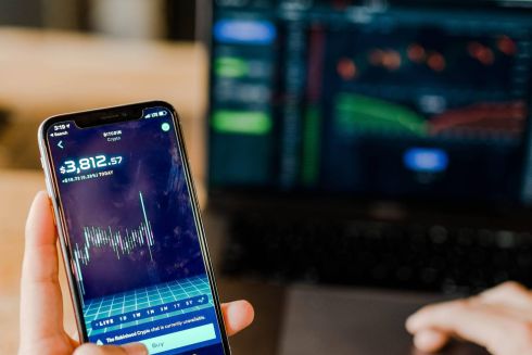 Акції ClubHouse зросли на 1000%. Але це не той додаток з аудіобесідами, а компанія з такою самою назвою