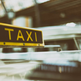 Водителям такси разрешили ездить по полосе для общественного транспорта