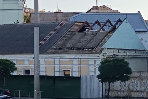 На Подолі почали розбирати дах 200-річної будівлі