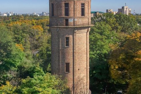 Возле Голосеевской башни снова увидели строителей. Застройщик уверяет, что проводит благоустройство