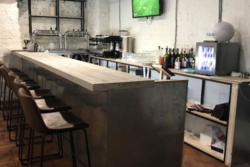 Возле Льва Толстого открылся гастробар «Бабка й сапка», в котором подают борщ в свекле и «не котлету по-киевски»