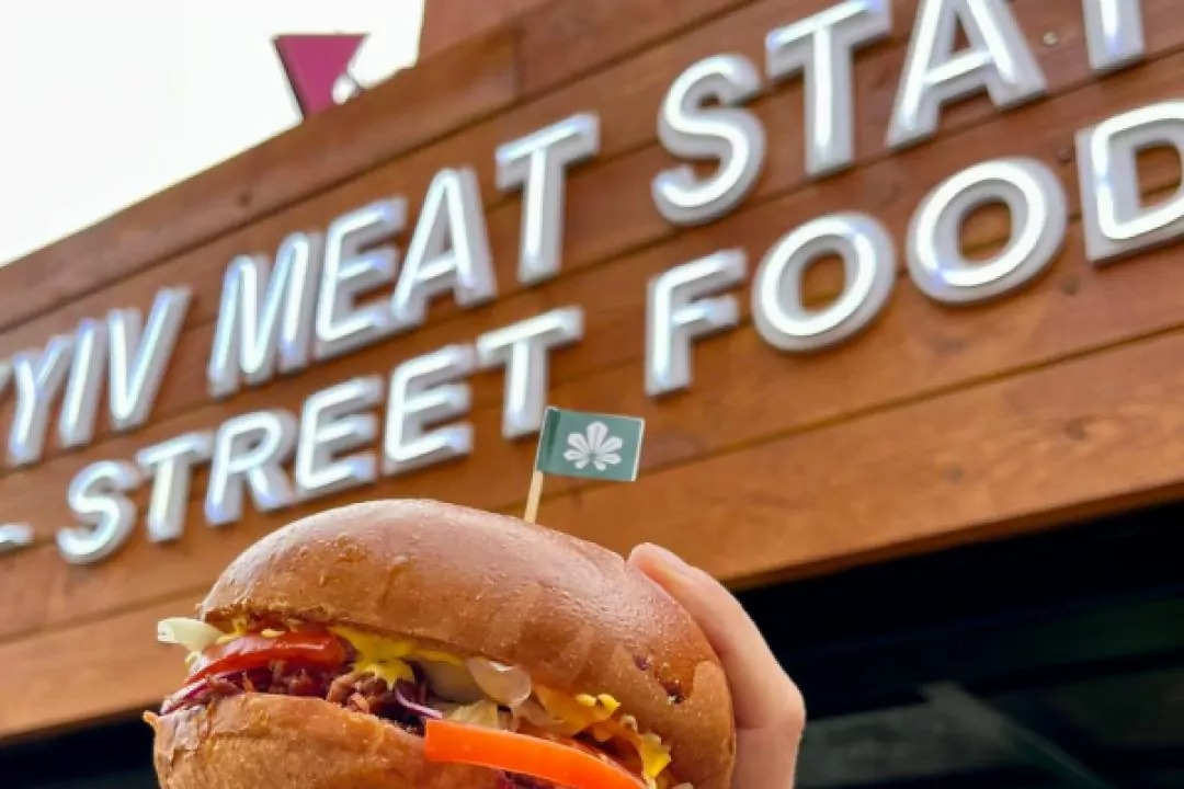 На Крещатике открыли стрит-фуд точку Kyiv Meat Station с мясом из смокера