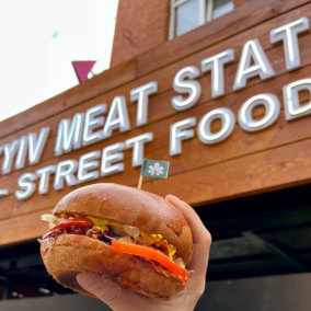 На Крещатике открыли стрит-фуд точку Kyiv Meat Station с мясом из смокера