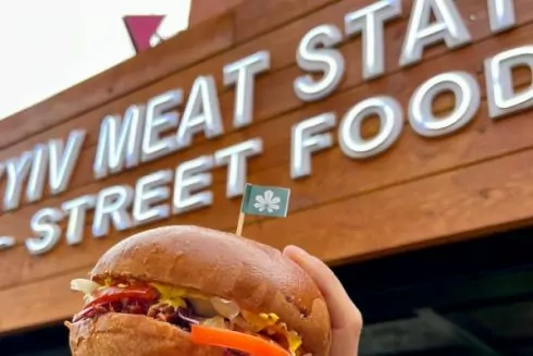 На Крещатике открыли стрит-фуд точку Kyiv Meat Station с мясом из смокера
