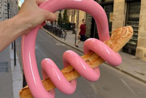 Дизайнер створив спіральний тримач для багетів