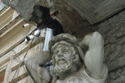 У Львові реставрують балкони з Атлантами на кам&rsquo;яниці XIX століття