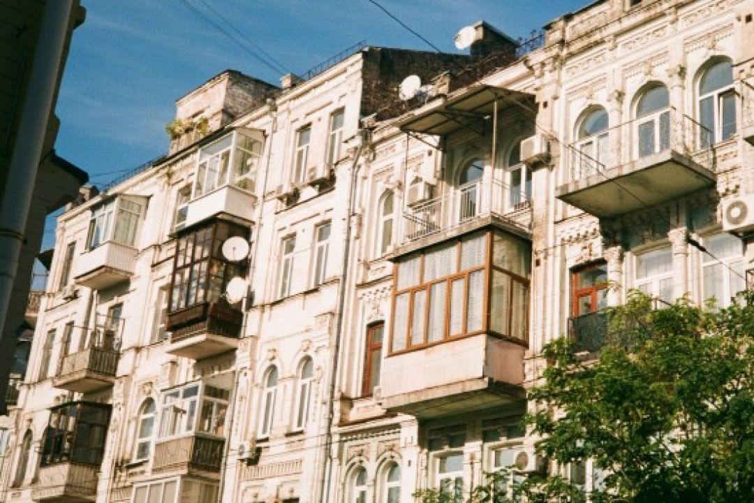 У Києві просять демонтувати засклені балкони й кондиціонери з історичних фасадів