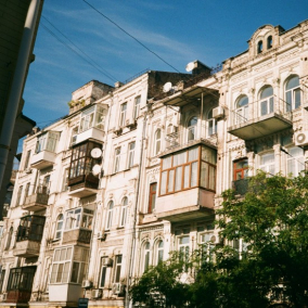 У Києві просять демонтувати засклені балкони й кондиціонери з історичних фасадів