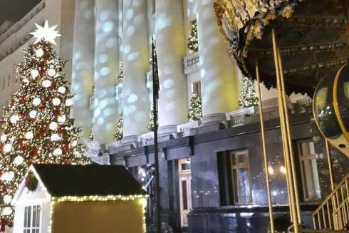 Возле Офиса президента обустроили зимний городок: как он выглядит