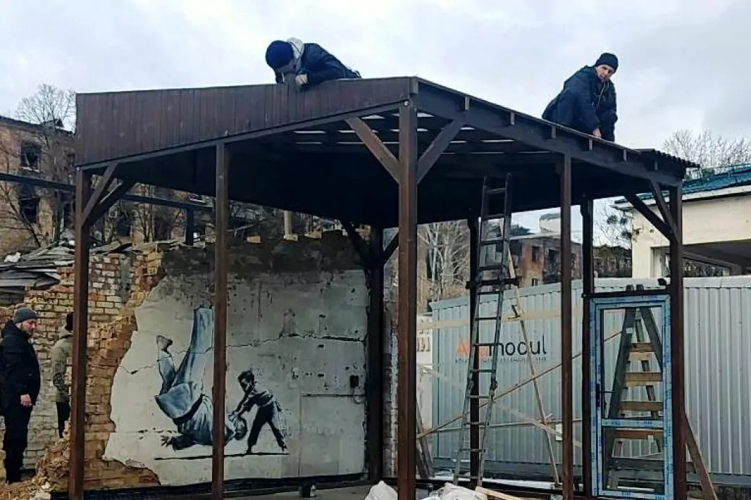 Роботи Banksy у Бородянці захистили склом і підключили до охорони: фото