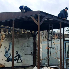Работы Banksy в Бородянке защитили стеклом и подключили к системе охраны: фото