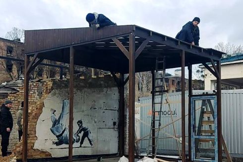 Роботи Banksy у Бородянці захистили склом і підключили до охорони: фото