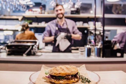 На Львовской площади открылся бар Easy с сэндвичами, салатами и 30 видами чая