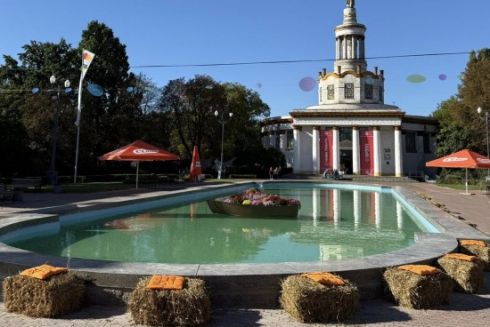 У Києві на центральній площі ВДНГ відновили басейн