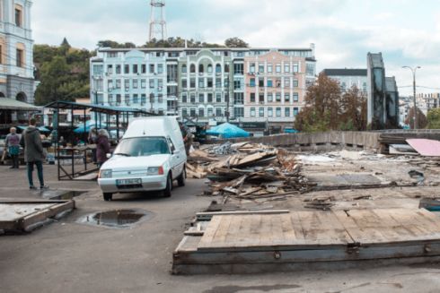 Біля Житнього ринку зносять МАФи