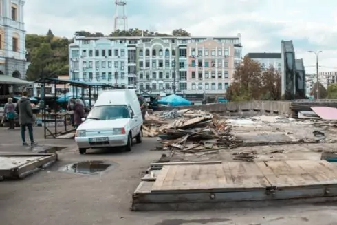 Біля Житнього ринку зносять МАФи