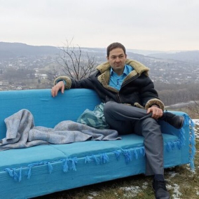 На Тернопільщині винахідник створив диван на колесах та їздить на ньому містом