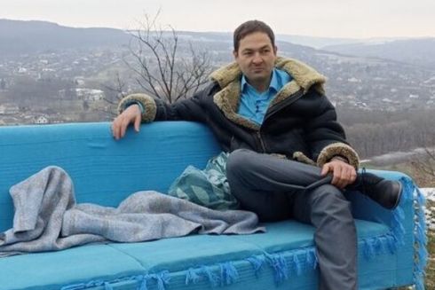 На Тернопільщині винахідник створив диван на колесах та їздить на ньому містом