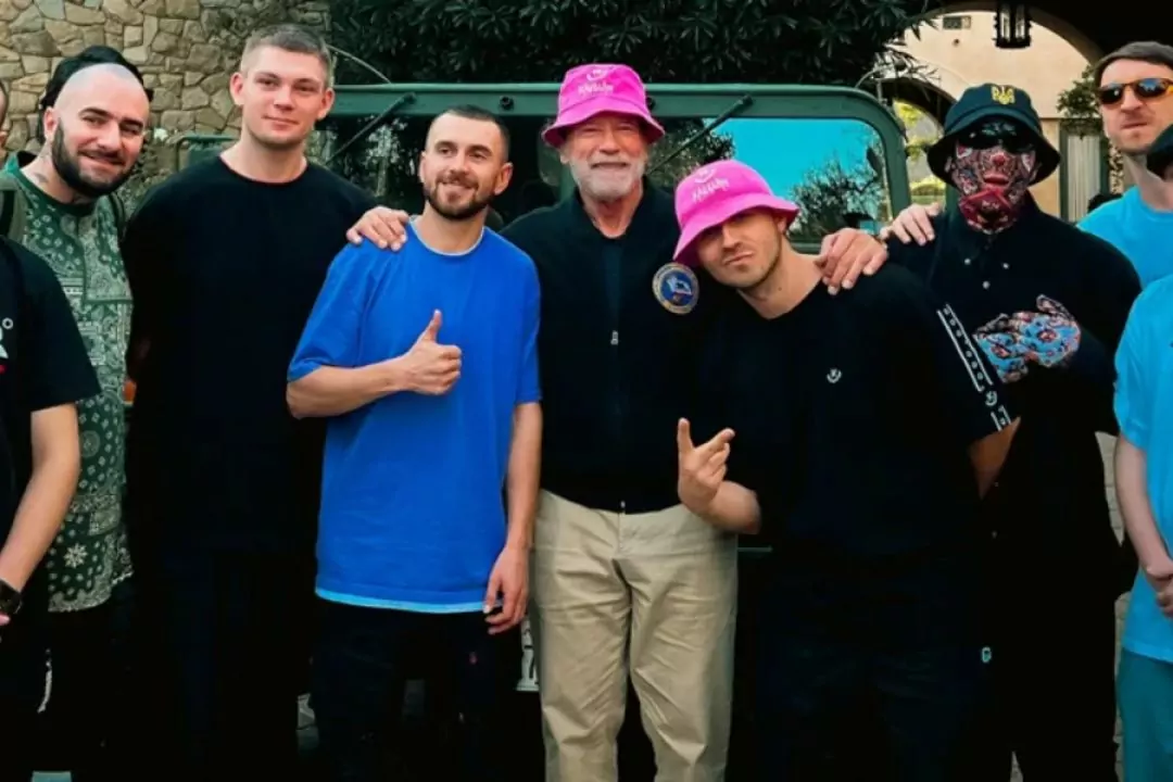 Kalush Orchestra випустили кліп на пісню &laquo;Щедрий вечір&raquo;. У ньому Арнольд Шварценеггер говорить українською