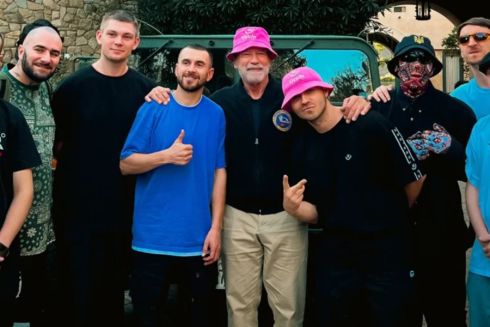 Kalush Orchestra випустили кліп на пісню «Щедрий вечір». У ньому Арнольд Шварценеггер говорить українською