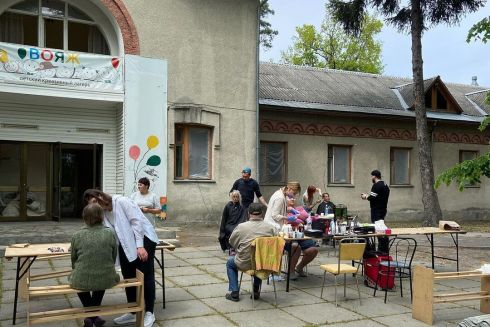 Б'юті-волонтерство: майстри індустрії краси їздять звільненими селами Київщини та безкоштовно обслуговують жителів