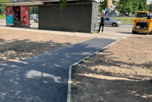 Біля «Берестейської» на місці демонтованих МАФів облаштували сквер