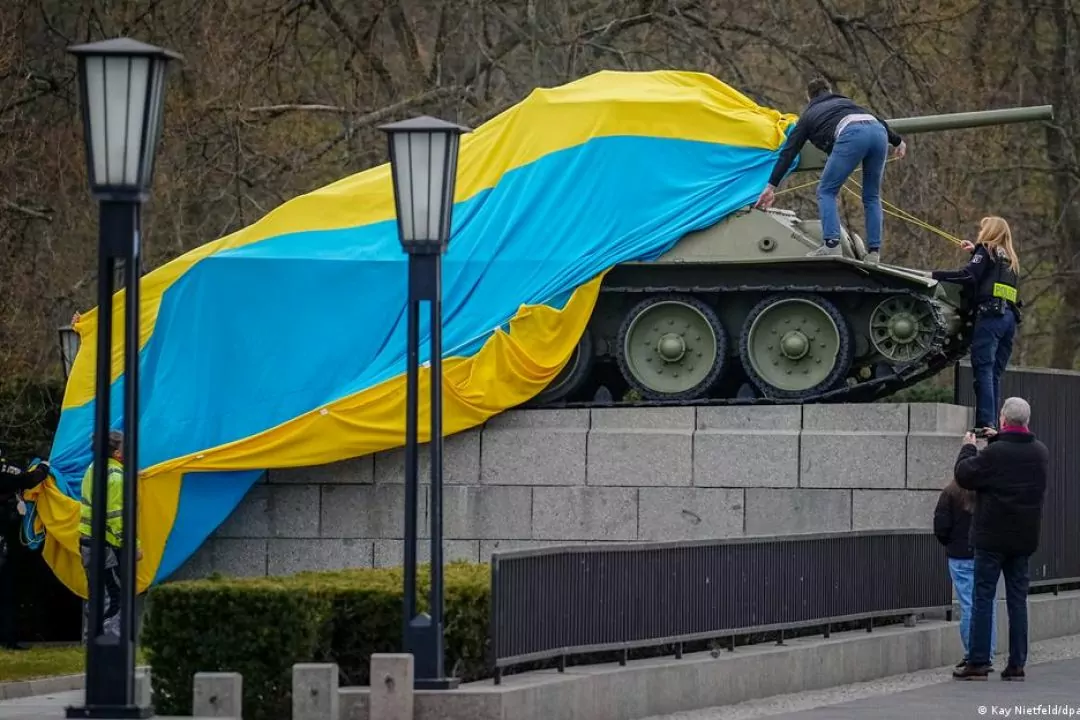 Как в Европе сносят советские памятники и что с ними делают дальше: Опыт Берлина, Будапешта, Таллина и других городов