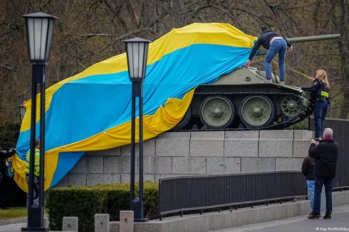 Как в Европе сносят советские памятники и что с ними делают дальше: Опыт Берлина, Будапешта, Таллина и других городов