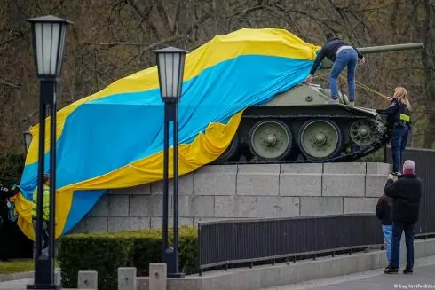 Як у Європі зносять радянські пам'ятники і що з ними роблять далі: Досвід Берліна, Будапешта, Талліна та інших міст