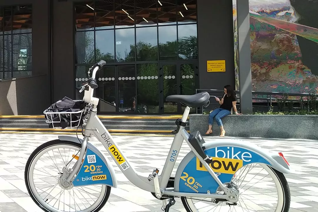 Bikenow запретили парковать велосипеды на Троещине из-за краж
