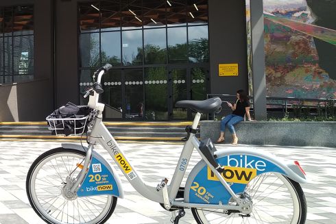 Bikenow запретили парковать велосипеды на Троещине из-за краж