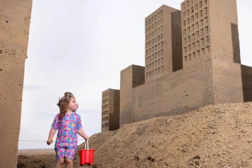Художники звели на пляжі "нудні" піщані замки — це критика міської архітектури